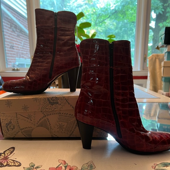 La Canadienne Snake Embossed Boots in Dark Red. Sz8 - Picture 6 of 14